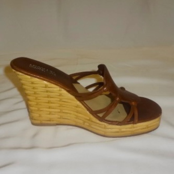 Michael Kors Santorini Knotted Slide - Picture 3 of 9